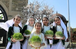 Yennayer Berbere : la fête des Amazighs, symbole de culture et traditions ancestrales Amazighs celebrating Yennayer Berbere, traditional costume, colorful decorations, communal gathering