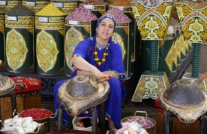 Le Maroc investit dans un tourisme durable pour l’Oriental : une nouvelle opportunité pour la diaspora maghrébine Moroccan woman exploring the Oriental region, sustainable tourism sign in view