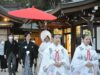 Le Prince Peter de Sayn se marie selon les rites shinto au Japon : un événement exceptionnel pour la diaspora maghrébine Prince Peter of Sayn in traditional Shinto wedding attire, surrounded by Japanese scenery and guests