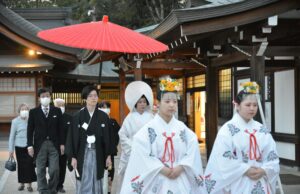 Le Prince Peter de Sayn se marie selon les rites shinto au Japon : un événement exceptionnel pour la diaspora maghrébine Prince Peter of Sayn in traditional Shinto wedding attire, surrounded by Japanese scenery and guests