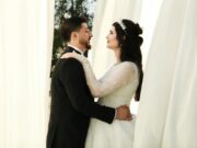 Découvrez les nouveaux modes à découvrir au salon du mariage traditionnel de Chasseneuil-du-Poitou Couple à l'événement du salon de mariage traditionnel Chasseneuil-du-Poitou, découvrant les nouveaux modes