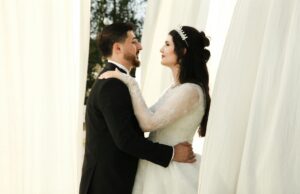 Découvrez les nouveaux modes à découvrir au salon du mariage traditionnel de Chasseneuil-du-Poitou Couple à l'événement du salon de mariage traditionnel Chasseneuil-du-Poitou, découvrant les nouveaux modes