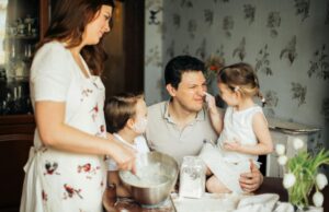 Guide complet pour la Fête des Mères 2026 : tout ce qu’il faut savoir Famille maghrébine en train de préparer la Fête des Mères 2026