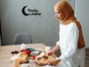 Ramadan 2026 : Découvrez 10 recettes saines et nutritives pour commencer en forme Famille arabe en train de préparer des recettes nutritives pour Ramadan 2022