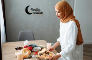 Ramadan 2026 : Découvrez 10 recettes saines et nutritives pour commencer en forme Famille arabe en train de préparer des recettes nutritives pour Ramadan 2022