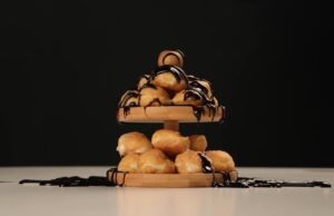 Trileçe : la recette virale de dessert gourmand qui conquiert le Ramadan 2026 Trileçe gourmand dessert avec des couches de pâte phyllo, crème et chocolat en forme de tour