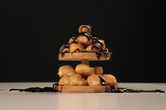 Trileçe gourmand dessert avec des couches de pâte phyllo, crème et chocolat en forme de tour