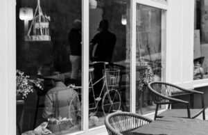 La nouvelle boutique marocaine à Nantes : un plaisir pour les amoureux du Marocain à portée de main Interieur boutique marocaine à Nantes avec produits traditionnels et décorations maghrébines