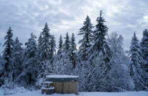 5 Spas Exceptionnels à Visiter Pour Traverser L’Hiver En Beauté 5 spas exceptionnels dans un paysage enneigé avec des personnes se reposant
