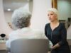 Les Cheveux Gris et la Santé Anticancer : Découvrez les Bénéfices pour votre Santé Une femme d'origine maghrébine avec des cheveux gris assise dans une pièce en décoration traditionnelle maghrébine