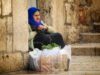 Un témoignage émouvant d’interaction entre un touriste et une grand-mère algérienne virale : Une nouvelle facette du patrimoine culturel algérien Touriste avec grand-mère algérienne dans un marché de spices