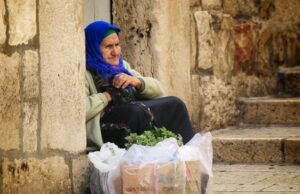 Un témoignage émouvant d’interaction entre un touriste et une grand-mère algérienne virale : Une nouvelle facette du patrimoine culturel algérien Touriste avec grand-mère algérienne dans un marché de spices