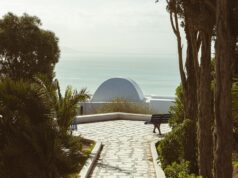 Thalassothérapie en Tunisie : un voyage vers la réconciliation entre tourisme, bien-être et santé Woman relaxing at thalassotherapy spa in Tunisia overlooking Mediterranean Sea