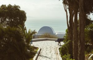 Thalassothérapie en Tunisie : un voyage vers la réconciliation entre tourisme, bien-être et santé Woman relaxing at thalassotherapy spa in Tunisia overlooking Mediterranean Sea