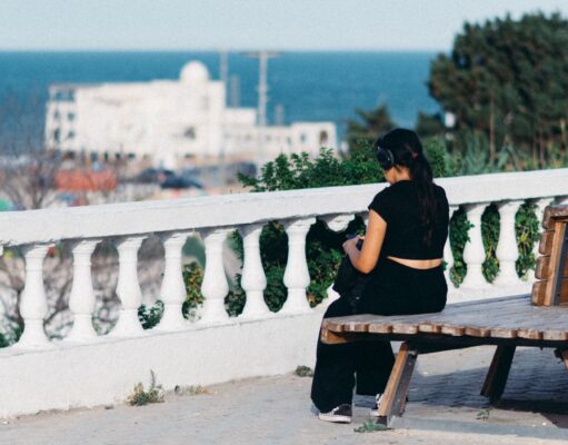 Mode été 2026 : les couleurs à porter en Tunisie selon l’occasion Tunisian woman wearing summer fashion in Tunisia