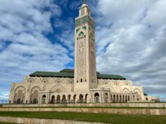 Maroc bat record : plus de 7,7 millions de touristes à fin mai 2026 Touristes au Maroc en train de visiter une mosquée