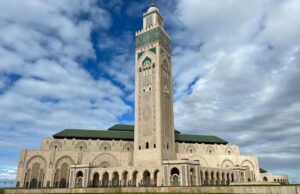 Maroc bat record : plus de 7,7 millions de touristes à fin mai 2026 Touristes au Maroc en train de visiter une mosquée