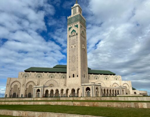 Maroc bat record : plus de 7,7 millions de touristes à fin mai 2026 Touristes au Maroc en train de visiter une mosquée