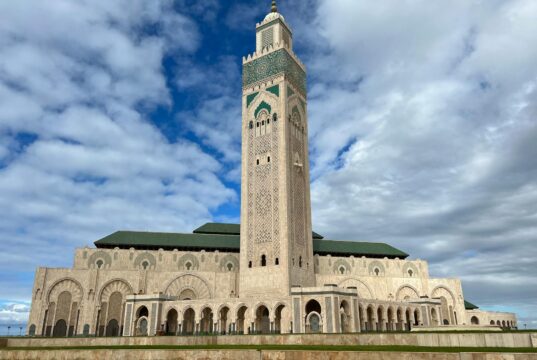 Maroc bat record : plus de 7,7 millions de touristes à fin mai 2026 Touristes au Maroc en train de visiter une mosquée