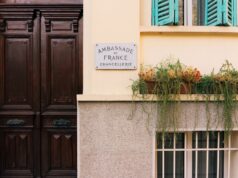 Le nouveau traité d’amitié entre le Maroc et la France : une relation équilibrée entre deux partenaires stratégiques Représentants Marocains et Français signant le nouveau traité d'amitié