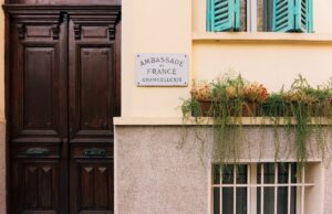 Le nouveau traité d’amitié entre le Maroc et la France : une relation équilibrée entre deux partenaires stratégiques Représentants Marocains et Français signant le nouveau traité d'amitié
