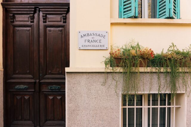 Signature du traité d'amitié Maroc-France Représentants Marocains et Français signant le nouveau traité d'amitié
