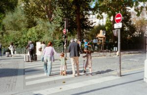 Le nouveau démographe français : Immigration maghrébine en France Famille maghrébine en France avec enfants jouant dans un jardin
