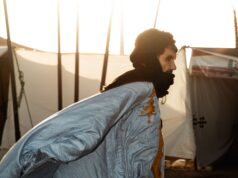 KA-IN : Le cirque berbère du Maroc qui enchante Alès et Nîmes Acrobates de cirque berbère du Maroc dansant autour d'une tente colorée