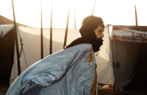 KA-IN : Le cirque berbère du Maroc qui enchante Alès et Nîmes Acrobates de cirque berbère du Maroc dansant autour d'une tente colorée