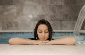 L’aquarelle de Sainte-Ménehould : Une belle réinvention d’un hammam traditionnel Maghrebi woman enjoying a traditional hammam experience at Aquarelle Sainte-Ménehould, France