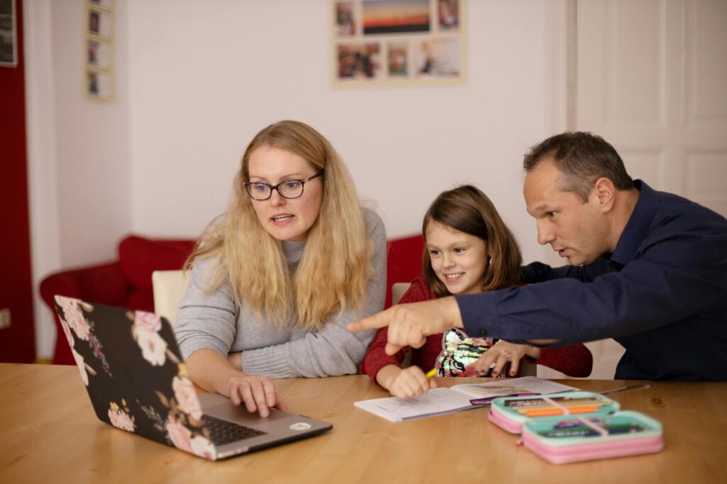 130 Familles Résistent aux Enseignements à Domicile en France : Une Prise de Position Maghrébine