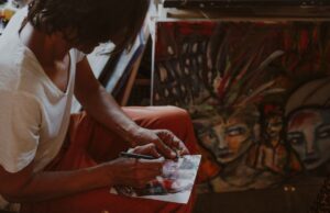 L’Exposition Zahira Tigtate : ‘L’Art de vivre Amazigh’ : une célébration de la culture berbère Maroccan artist Zahira Tigtate at her exhibition 'Art of Berber Living' showcasing traditional Berber culture