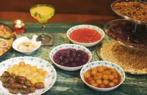 20 Vegetariennes Recettes pour Ramadan : Delice Maghrébin ! family enjoying a colorful vegetarian Maghrebi Iftar spread during Ramadan
