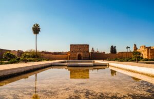 Marrakech Tourisme : Un Boom Historique Avec Plus De 7,7 Millions De Visiteurs En Cinq Mois Marrakech cityscape with bustling tourists enjoying historical sites