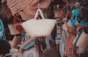 Comment Creative Tunisia a reconstruit la crête de l’artisanat tunisien Femme créant un objet d'artisanat tunisien avec Creative Tunisia