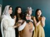 La révolution silencieuse des familles au Maroc : la montée en puissance des mères et des femmes au sein des foyers Moroccan family dinner with empowered mothers and women