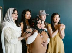 La révolution silencieuse des familles au Maroc : la montée en puissance des mères et des femmes au sein des foyers Moroccan family dinner with empowered mothers and women