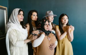 La révolution silencieuse des familles au Maroc : la montée en puissance des mères et des femmes au sein des foyers Moroccan family dinner with empowered mothers and women