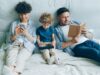 Le Maghreb face aux conséquences de l’hyperconnexion des enfants : un défi pour la société et les parents Famille maghrébine avec des enfants en train de regarder des écrans