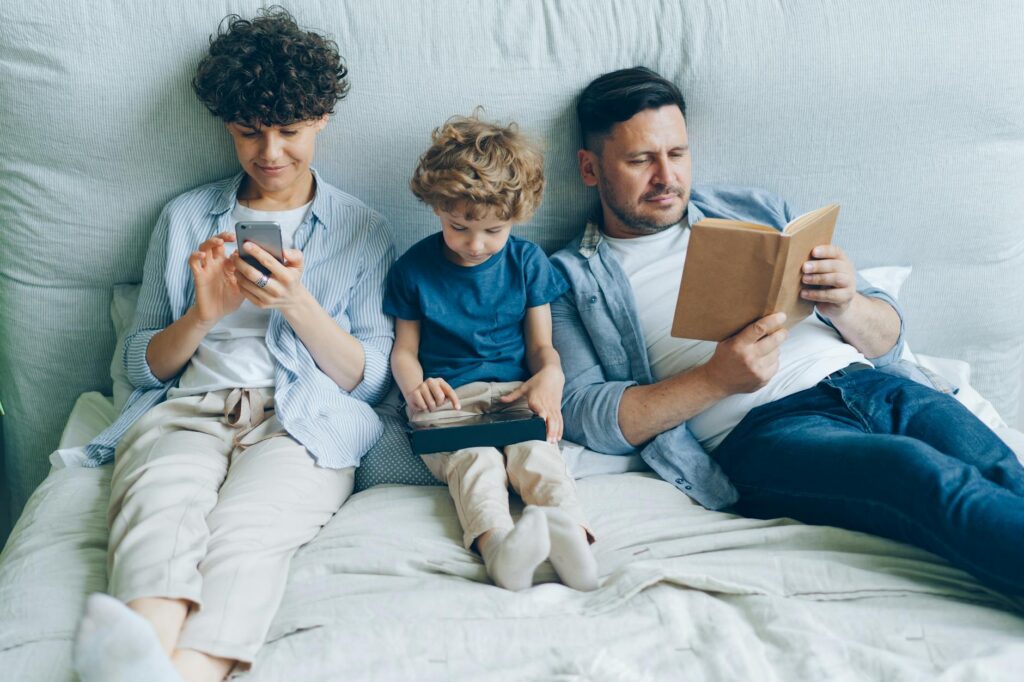 Le Maghreb face aux conséquences de l’hyperconnexion des enfants : un défi pour la société et les parents