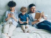 Le Maghreb face aux conséquences de l’hyperconnexion des enfants : un défi pour la société et les parents Famille maghrébine avec des enfants en train de regarder des écrans