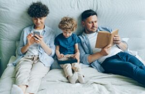 Le Maghreb face aux conséquences de l’hyperconnexion des enfants : un défi pour la société et les parents Famille maghrébine avec des enfants en train de regarder des écrans