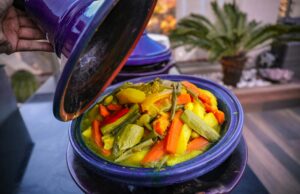 Ragoût marocain aux patates douces et poulet : recette du marka parfait Moroccan chicken and sweet potato stew simmering in a traditional earthenware pot, served with freshly baked bread