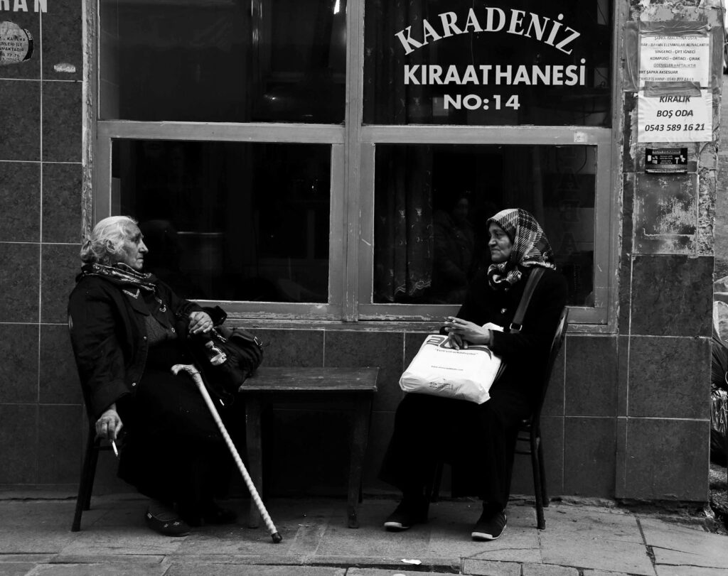Grand-mère algérienne et touriste étranger : viral video de l’amitié interculturelle