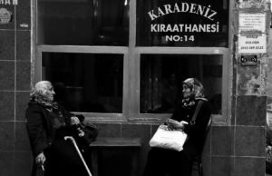 Grand-mère algérienne et touriste étranger : viral video de l’amitié interculturelle Algerian grandmother and foreign tourist sharing meal together