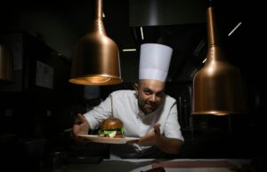 Gastronomie algérienne à Belfort : Une spécialiste partage son savoir-faire au théâtre du Grrranit Mme Fatima Benali préparant une recette de gastronomie algérienne au théâtre du Grrranit à Belfort