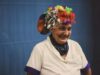 La mode maghrébine en lumière au Festival de l’histoire de l’art de Fontainebleau 2026 Femme maghrébine en costume traditionnel posant devant un stand de mode au Festival de l'histoire de l'art de Fontainebleau 2
