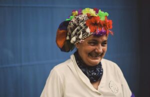 La mode maghrébine en lumière au Festival de l’histoire de l’art de Fontainebleau 2026 Femme maghrébine en costume traditionnel posant devant un stand de mode au Festival de l'histoire de l'art de Fontainebleau 2