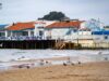 Les meilleures destinations de vacances en Algérie pour l’été : redécouvrir notre patrimoine maghrébin Famille en vacances sur la plage de Sidi Fredj en Algérie