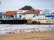 Les meilleures destinations de vacances en Algérie pour l’été : redécouvrir notre patrimoine maghrébin Famille en vacances sur la plage de Sidi Fredj en Algérie